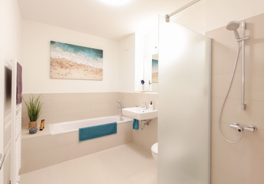 Große 3-Zimmer-Wohnung mit Blick aufs Wasser - Badezimmer