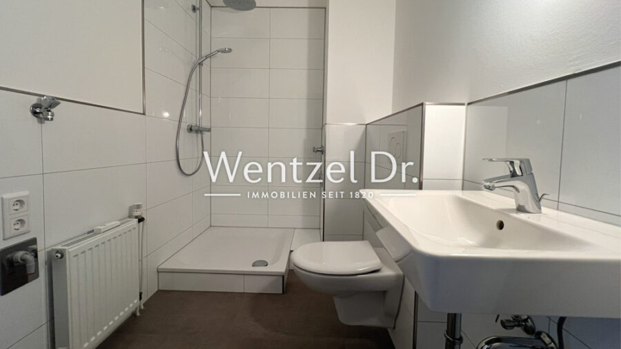 Erstbezug! Hochwertig sanierte, zentrale 3 Zimmer Wohnung - Badezimmer