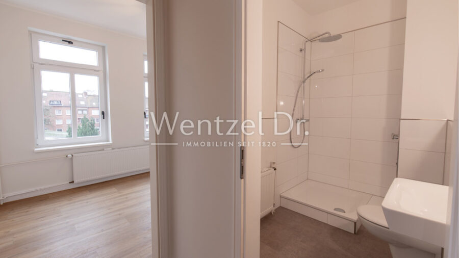 Erstbezug und mit Garage! Hochwertig sanierte, zentrale 3 Zimmer Wohnung - Bad und Zimmer