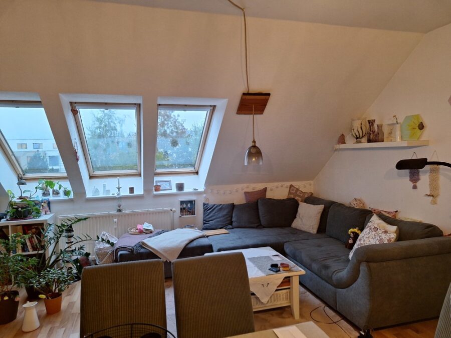 Gemütliche 3- Zimmer- DG- Wohnung mit Balkon in Schwerin- Friedrichsthal ! - Wohnzimmer.jpg