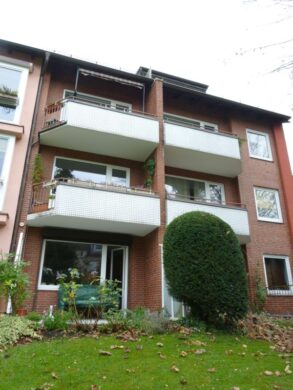 Helle 2,5-Zimmerwohnung mit Balkon in der Nähe des Eichtalparks, 22047 Hamburg, Etagenwohnung