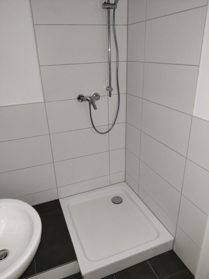 Modernisierte Pärchenwohnung in Wandsbek! - Duschbad - Ansicht 2