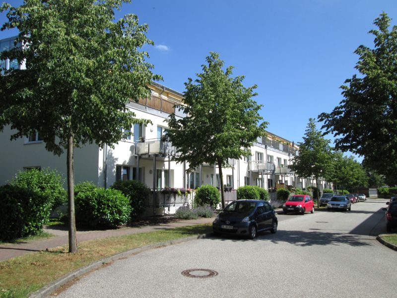 Großzügige 3-Zimmerwohnung mit Balkon in Henstedt-Ulzburg - Außenansicht Straßenseite