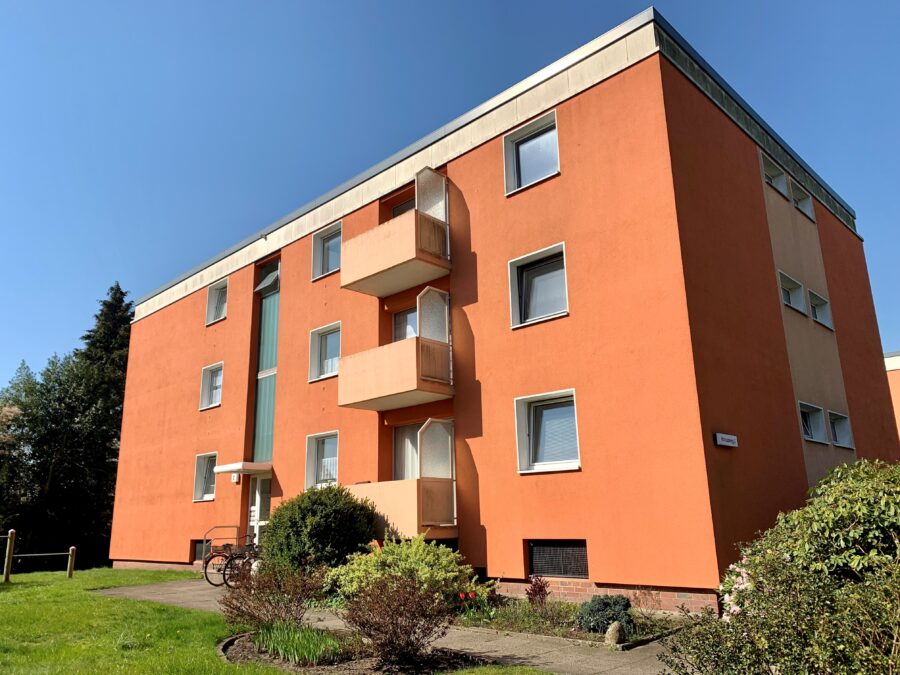 Schöne Erdgeschosswohnung mit Parkett, EBK und Balkon! - Außenansicht