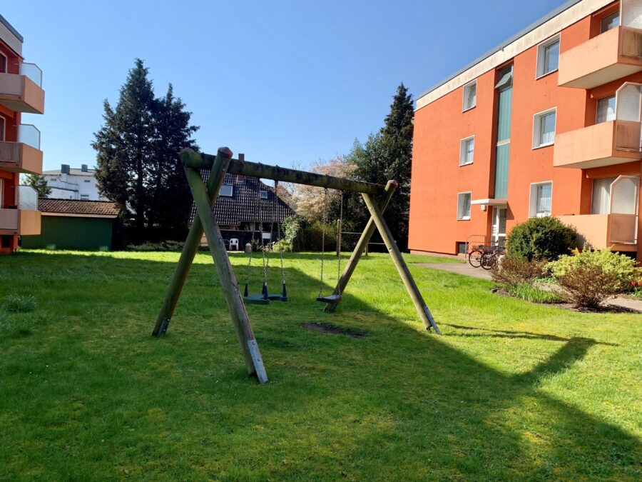 Schöne Erdgeschosswohnung mit Parkett, EBK und Balkon! - Bild