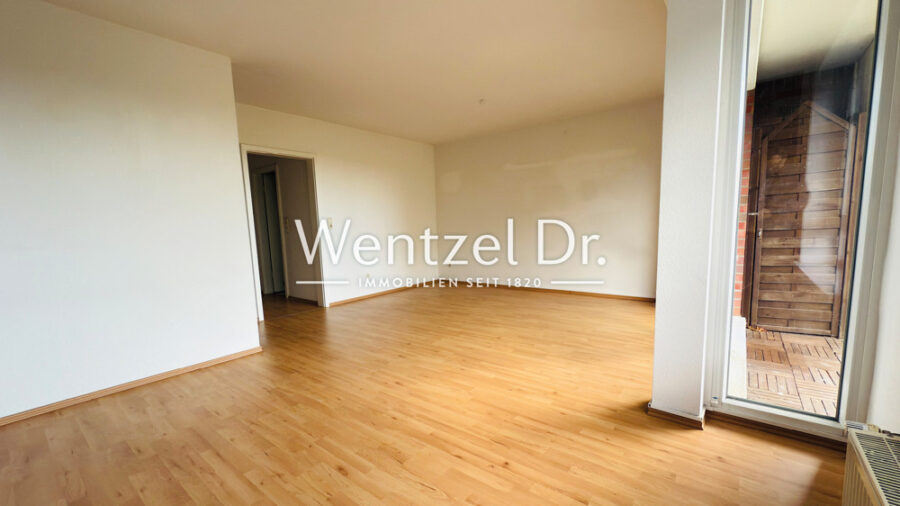 Helle und gepflegte 2-Zimmer Wohnung am Tröndelsee mit Balkon und Garage – sofort bezugsfertig - Wohnzimmer.