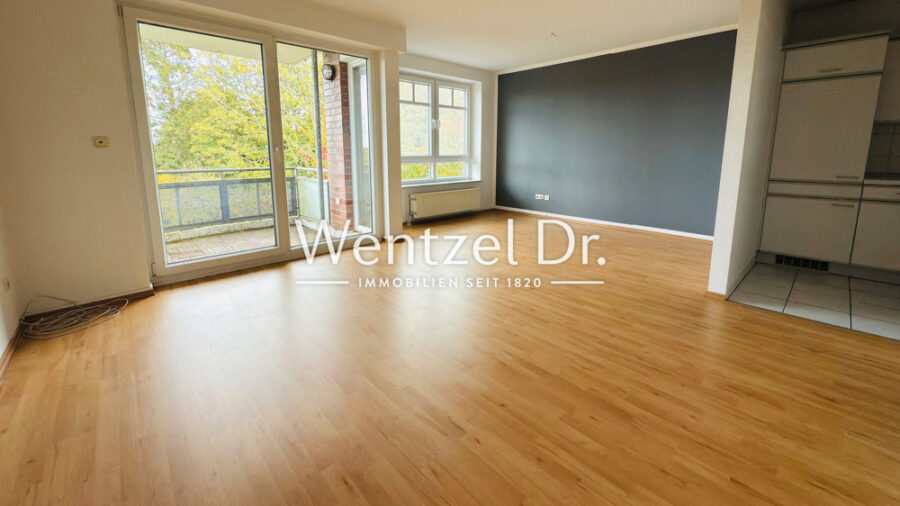 Helle und gepflegte 2-Zimmer Wohnung am Tröndelsee mit Balkon und Garage – sofort bezugsfertig - Wohnzimmer.