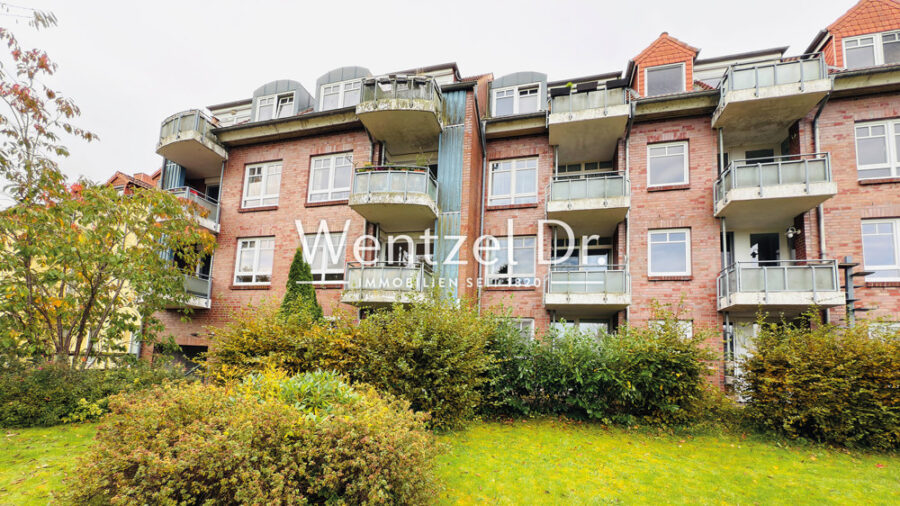 Helle und gepflegte 2-Zimmer Wohnung am Tröndelsee mit Balkon und Garage – sofort bezugsfertig - Rücksansicht Balkon.