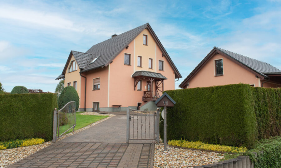 Traumhaftes Mehrgenerationenhaus in Zwönitz - Grundstücks Einfahrt