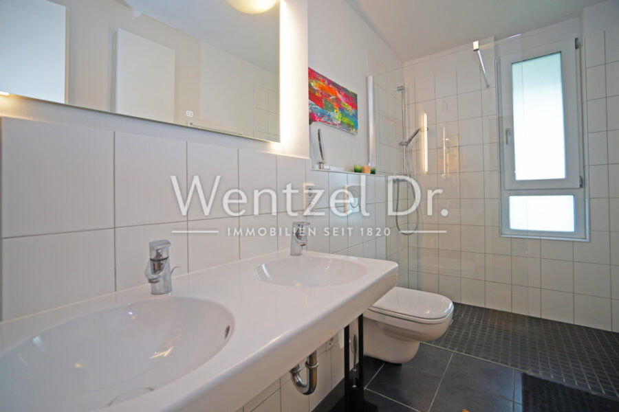 Moderne 3-Zimmer-Wohnung mit 3 Balkonen und Tiefgaragenstellplatz in Mainz Gonsenheim - Bad