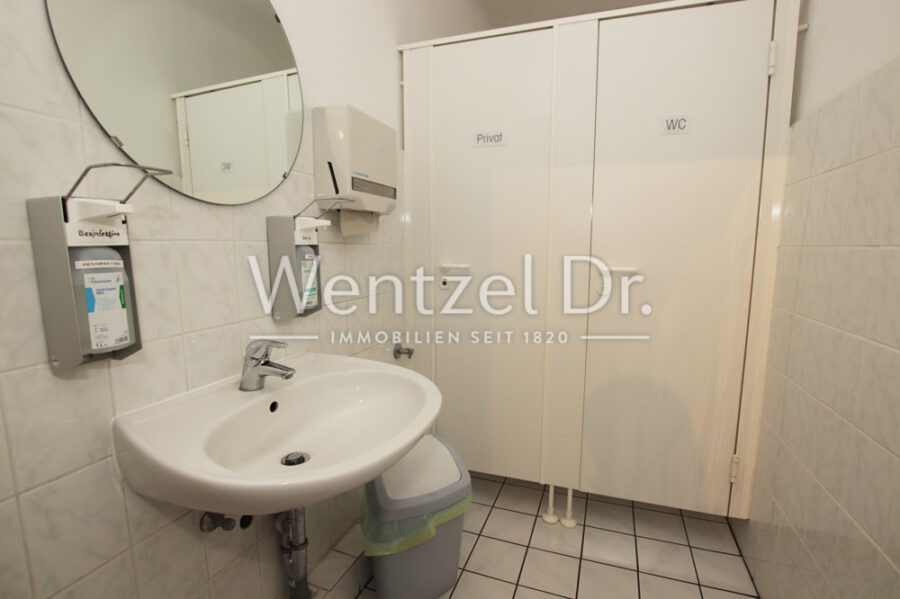 Attraktive Kapitalanlage mit zwei Arztpraxen und Dachgeschosswohnung in gefragter Lage - WC