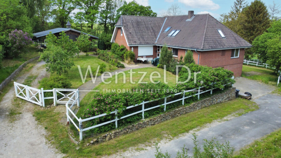 *Provisionsfrei für Käufer* Einfamilienhaus für Pferdeliebhaber auf traumhaftem Grundstück in Lübeck - Ansicht Vorne