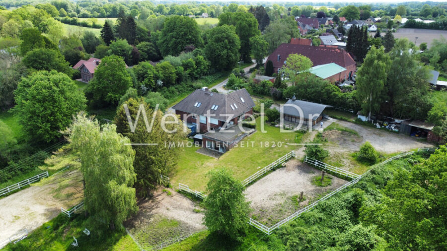 *Provisionsfrei für Käufer* Einfamilienhaus für Pferdeliebhaber auf traumhaftem Grundstück in Lübeck - Drohnenbild