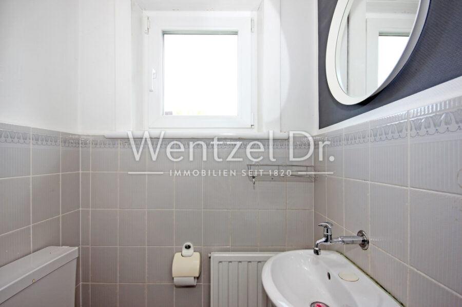 PROVISIONSFREI für Käufer – Teilmodernisiertes Einfamilienhaus in zentraler Reinbeker Wohnlage - Badezimmer