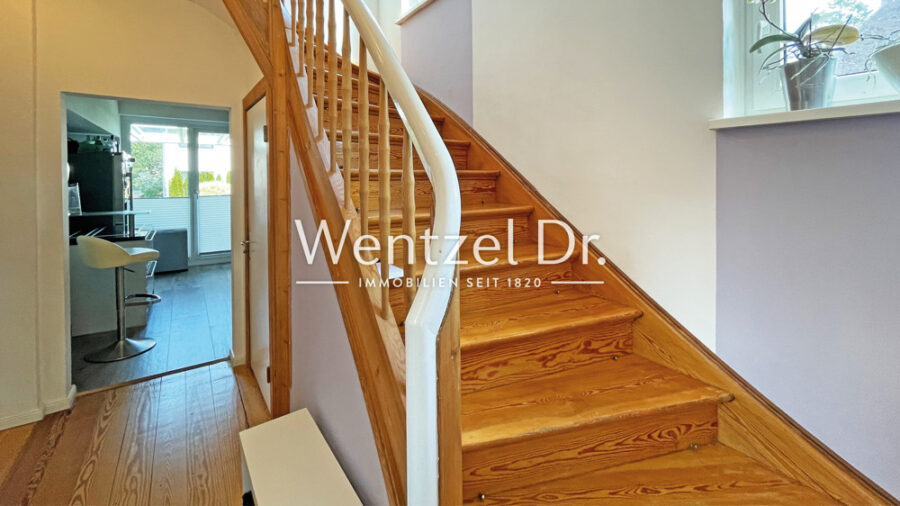 PROVISIONSFREI für Käufer –Doppelhaushälfte auf 575 m² Grundstück! - Treppenaufgangzum Obergeschoss