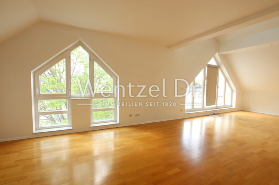 Lichtdurchflutete Maisonette-Wohnung mit Balkon in Wiesbaden-Sonnenberg zu verkaufen - Wohnzimmer