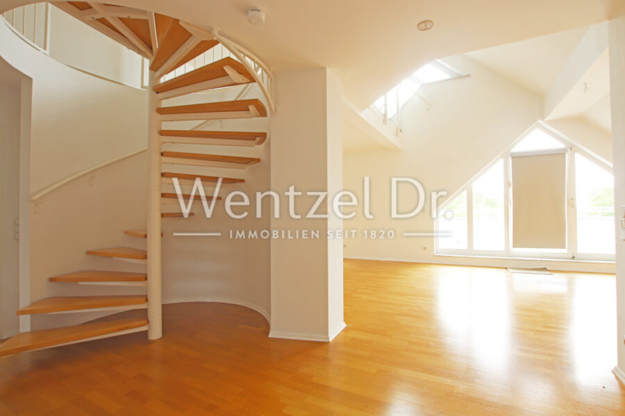 Lichtdurchflutete Maisonette-Wohnung mit Balkon in Wiesbaden-Sonnenberg zu verkaufen - Wendeltreppe