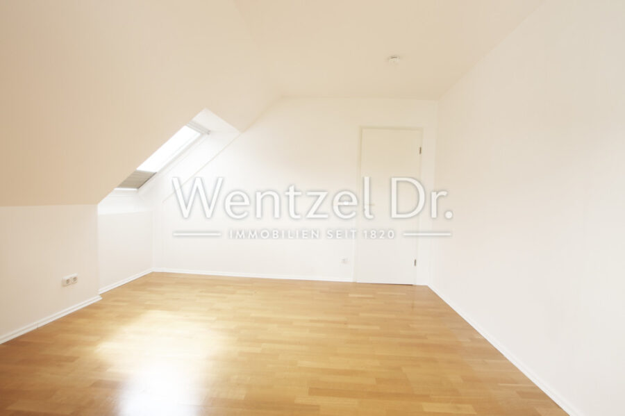 Lichtdurchflutete Maisonette-Wohnung mit Balkon in Wiesbaden-Sonnenberg zu verkaufen - Zimmer