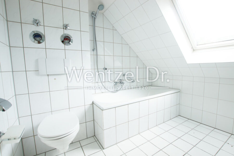 Lichtdurchflutete Maisonette-Wohnung mit Balkon in Wiesbaden-Sonnenberg zu verkaufen - Badezimmer unten