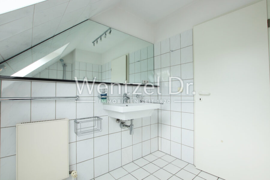 Lichtdurchflutete Maisonette-Wohnung mit Balkon in Wiesbaden-Sonnenberg zu verkaufen - Badezimmer unten