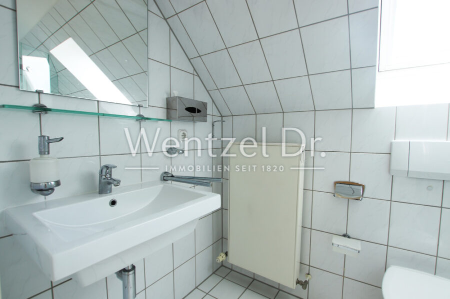Lichtdurchflutete Maisonette-Wohnung mit Balkon in Wiesbaden-Sonnenberg zu verkaufen - Duschbad oben