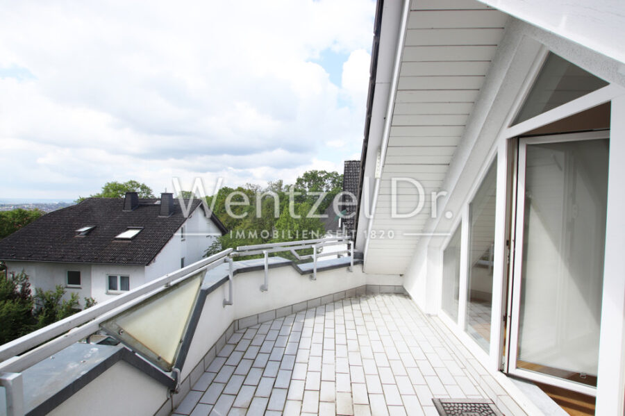 Lichtdurchflutete Maisonette-Wohnung mit Balkon in Wiesbaden-Sonnenberg zu verkaufen - Balkon