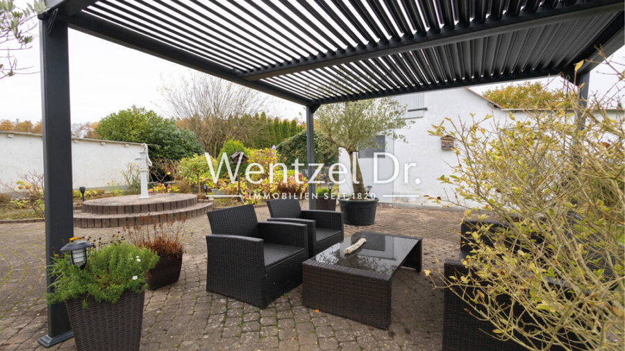 Schönes Einfamilienhaus mit modernem Ambiente und großem Garten in Kiel-Kronsburg - Terrasse 1.