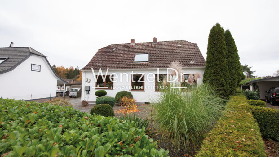 Schönes Einfamilienhaus mit modernem Ambiente und großem Garten in Kiel-Kronsburg - Vorderansicht