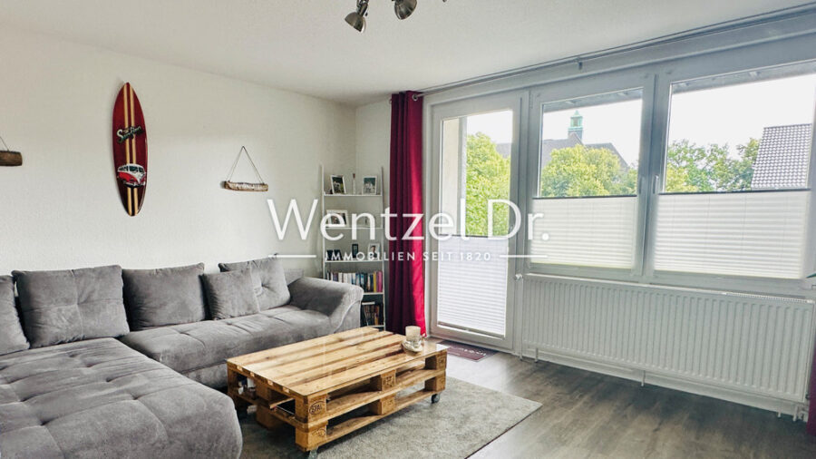 Helle 4 Zimmer Wohnung mit Balkon in zentraler Lage - Wohnzimmer