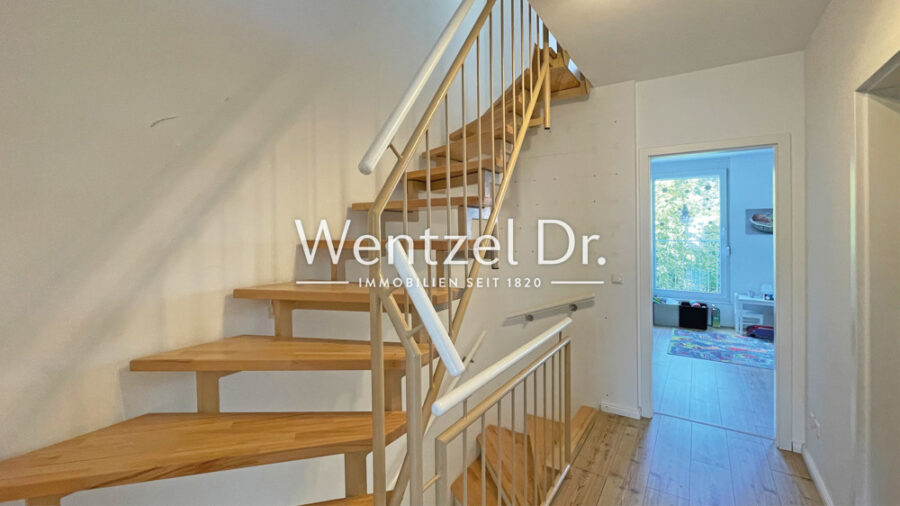 PROVISONSFREI für Käufer – Stilvolles und geräumiges Stadthaus in rückwärtiger Lage! - Treppenaufgang
