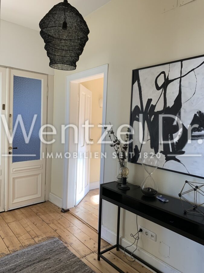 Provisionsfrei für Käufer - Große charmante Altbauwohnung mit sensationellem Blick über Wiesbaden - Eingangsbereich