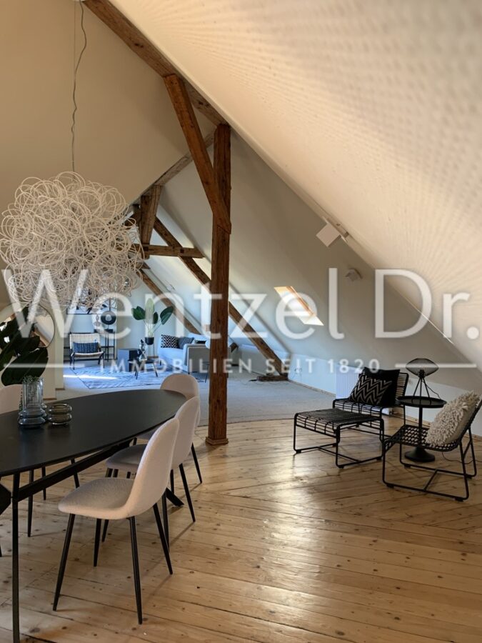 Provisionsfrei für Käufer - Große charmante Altbauwohnung mit sensationellem Blick über Wiesbaden - Wohnbereich
