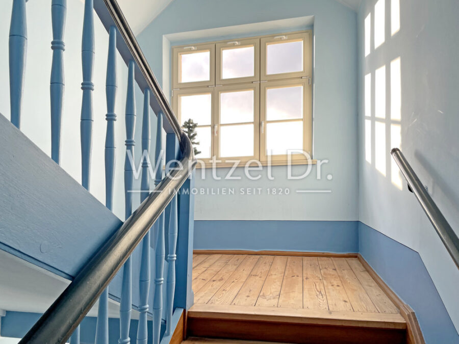 Provisionsfrei! Sanierte Altbau-Wohnung mit 3 Zimmern und Balkon und Fußbodenheizung! - Treppenhaus