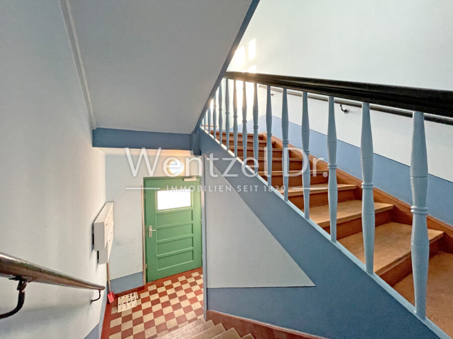 Provisionsfrei! Sanierte Altbau-Wohnung mit 3 Zimmern und Balkon und Fußbodenheizung! - Treppenhaus
