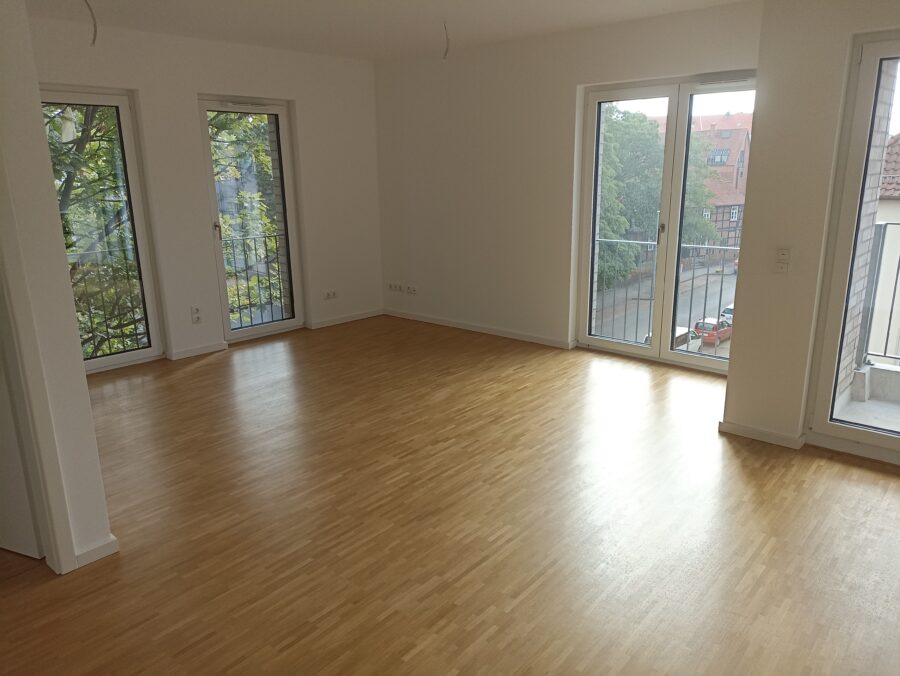 Lichtdurchflutete 2 Zimmerwohnung mit Balkon - Wohnzimmer