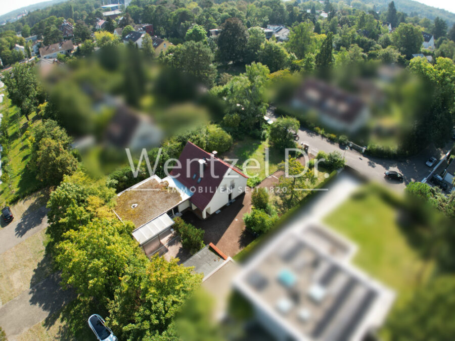 Eine Rarität im Steinbergviertel: Sanierungsbedürftiges Zweifamilienhaus auf über 1.000m² Grundstück - Gesamtansicht