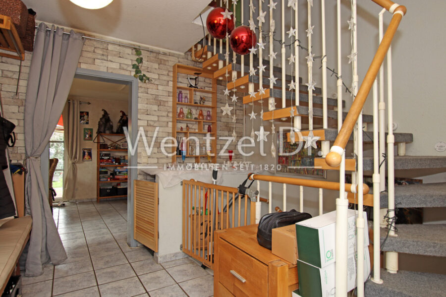 PROVISIONSFREI FÜR KÄUFER - Einfamilienhaus auf großem Grundstück in ruhiger Lage - Treppe ins Obergeschoss
