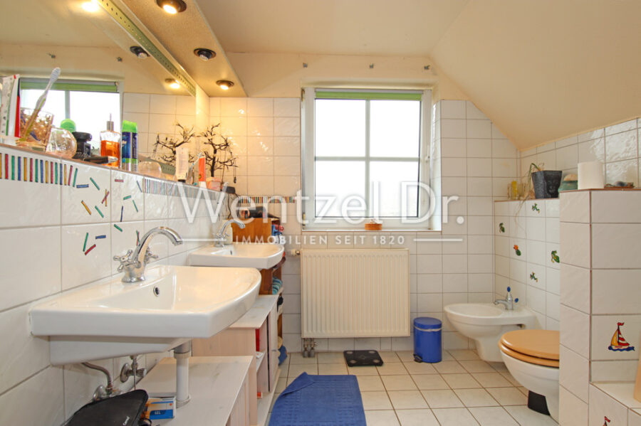 PROVISIONSFREI FÜR KÄUFER - Einfamilienhaus auf großem Grundstück in ruhiger Lage - Badezimmer