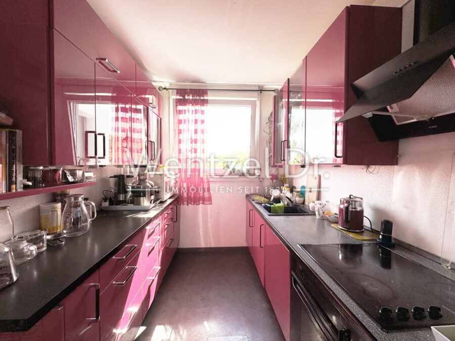 Großzügig geschnittene 4-Zimmerwohnung mit 2 Balkonen in toller Waldrandlage zu verkaufen - Küche