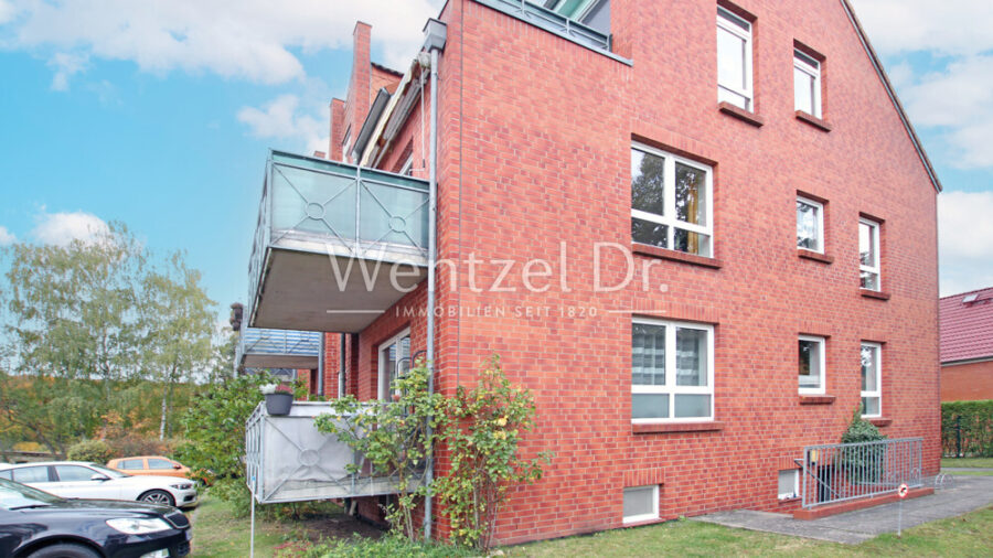 Kleine freie ETW mit PKW- Stellplatz, Balkon und EBK in Schwerin- Mueß - Außenansicht