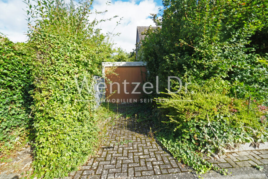 Frei stehendes Einfamilienhaus auf großem Grundstück in toller Lage von Wiesbaden Bierstadt - Garage