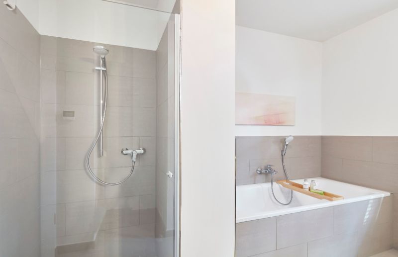 Genießen Sie den Komfort einer Neubauwohnung! - Beispiel Badezimmer mit Dusche und Badewanne - Musterwohnung