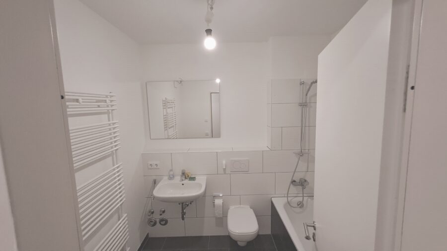 Kuschelige 2 Zimmer Wohnung mit TOP Anbindung! - Bad mit Badewanne