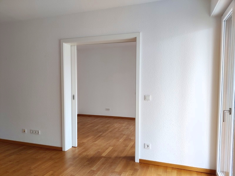 Gemütliche 2 Zimmerwohnung mit Balkon - Tür ins Schlafzimmer