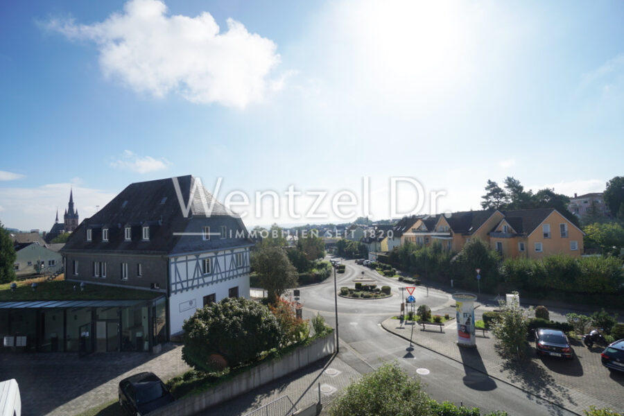 Helle Maisonette Wohnung mit TG Stellpatz und 2 Balkonen in zentraler Lage von Kiedrich - Blick vom Balkon auf Kiedrich