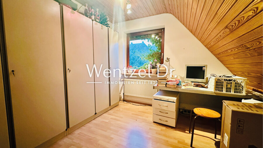 Einfamilienhaus im Dornröschenschlaf mit Nutzkeller, Garage und Carport - Zimmer DG