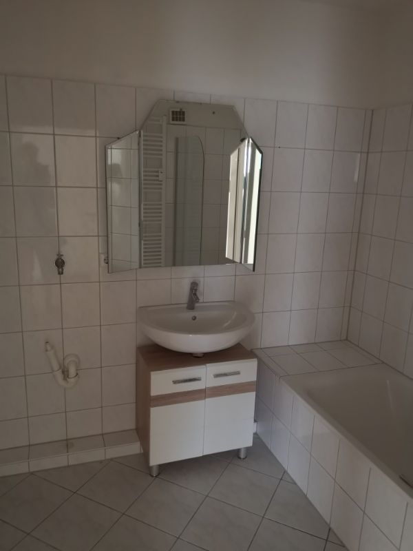 Helle 3 Zimmer Wohnung in ruhiger Seitenstraße - Bad