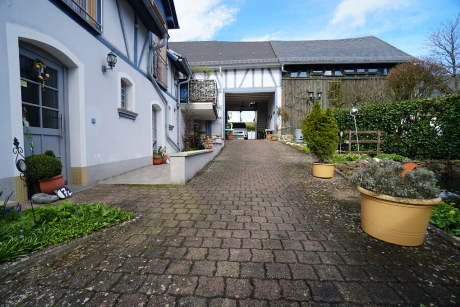 Wunderschönes Anwesen mit 2 EFH, Teich, Bürotrakt, Werkstatt, Hof, Garten, Fahrzeughalle und Scheune - Hof mit Blick zum Eingang NG