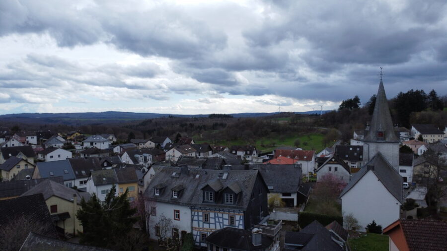 Wunderschönes Anwesen mit 2 EFH, Teich, Bürotrakt, Werkstatt, Hof, Garten, Fahrzeughalle und Scheune - Blick über Kemel und auf das Anwesen