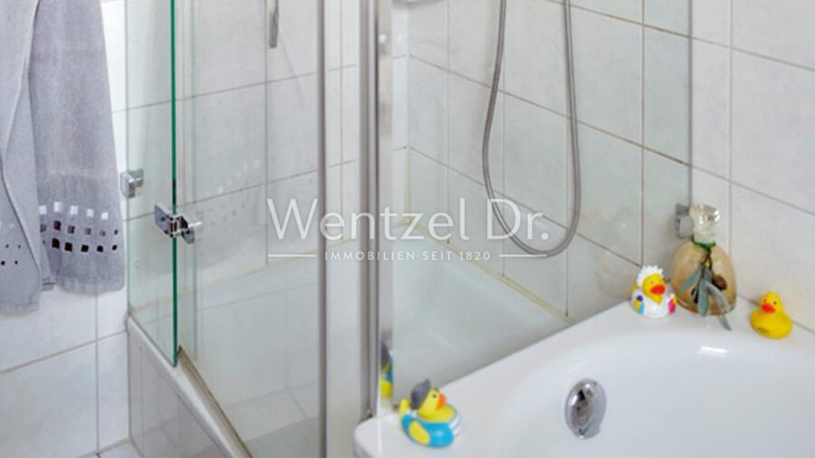 Neuer Preis! Wohnhaus mit 5 Zimmern, hochwertiger EBK, Sauna, Keller sowie Garage in Schwerin ! - Dusche im Bad